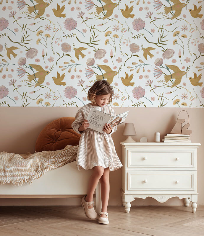 Behang met bloemen en zwaluwen